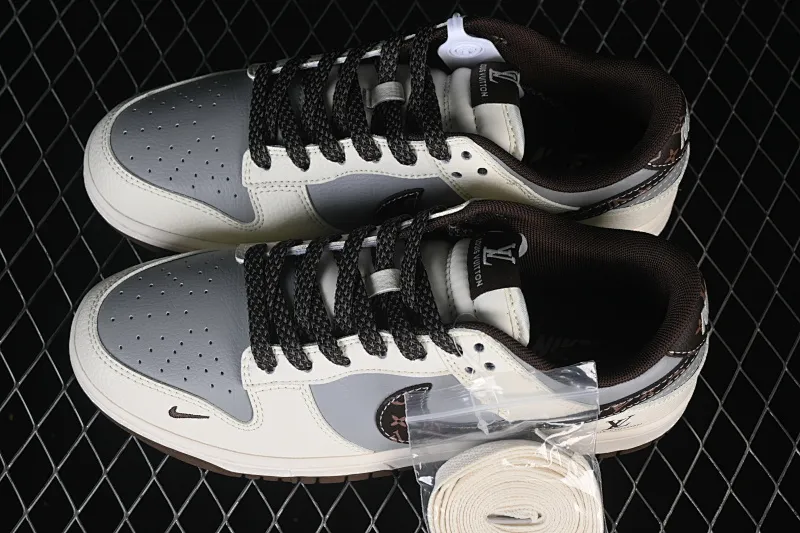 All categories Nk SB Dunk Series Nk SB Dunk Low High-end customized low-top sneakers Nike SB Dunk Low LV joint flower brown hook Anniversary high-end customized low-top casual sneakers XS6089-630